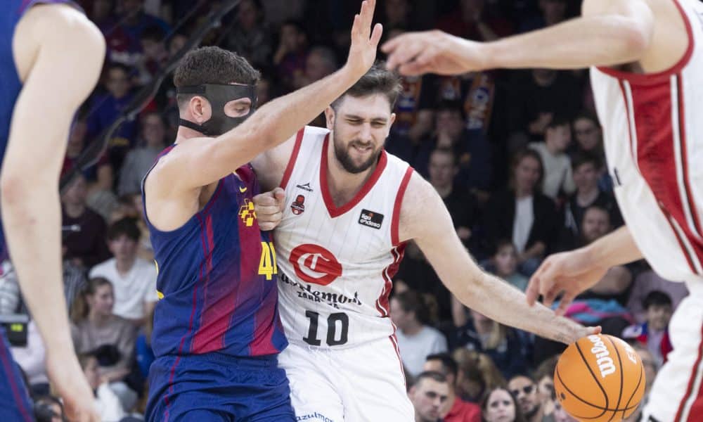 El alero del FC Barcelona Joel Parra (i) lanza ante el alero del Zaragoza Jaime Fernández este viernes, durante el partido de la jornada 13 de la Liga Endesa de baloncesto, entre el Barcelona y el Casademont Zaragoza, en Barcelona. EFE/ Marta Pérez