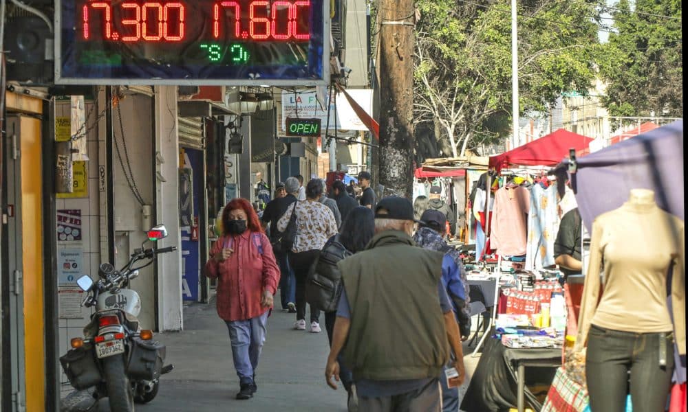 Personas caminan por una calle este miércoles, en Tijuana, en Baja California (México). EFE/ Joebeth Terríquez