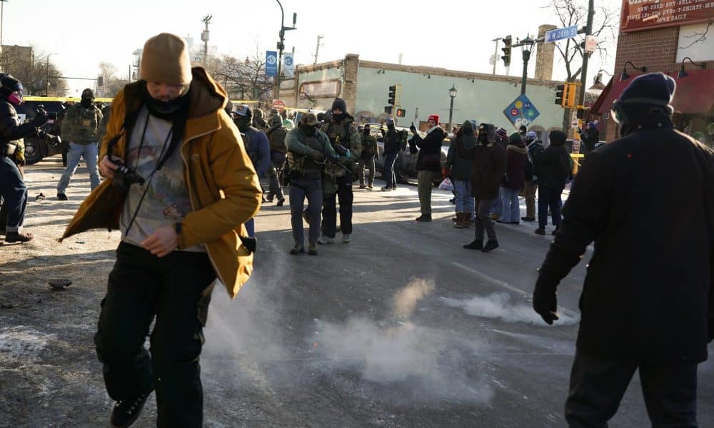Manifestantes se enfrentan a oficiales federales después de que agentes de ICE dispararon a alguien varias veces mientras intentaban detenerlo en Minneapolis, Minnesota. EFE/EPA/CRAIG LASSIG