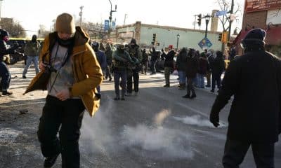 Manifestantes se enfrentan a oficiales federales después de que agentes de ICE dispararon a alguien varias veces mientras intentaban detenerlo en Minneapolis, Minnesota. EFE/EPA/CRAIG LASSIG