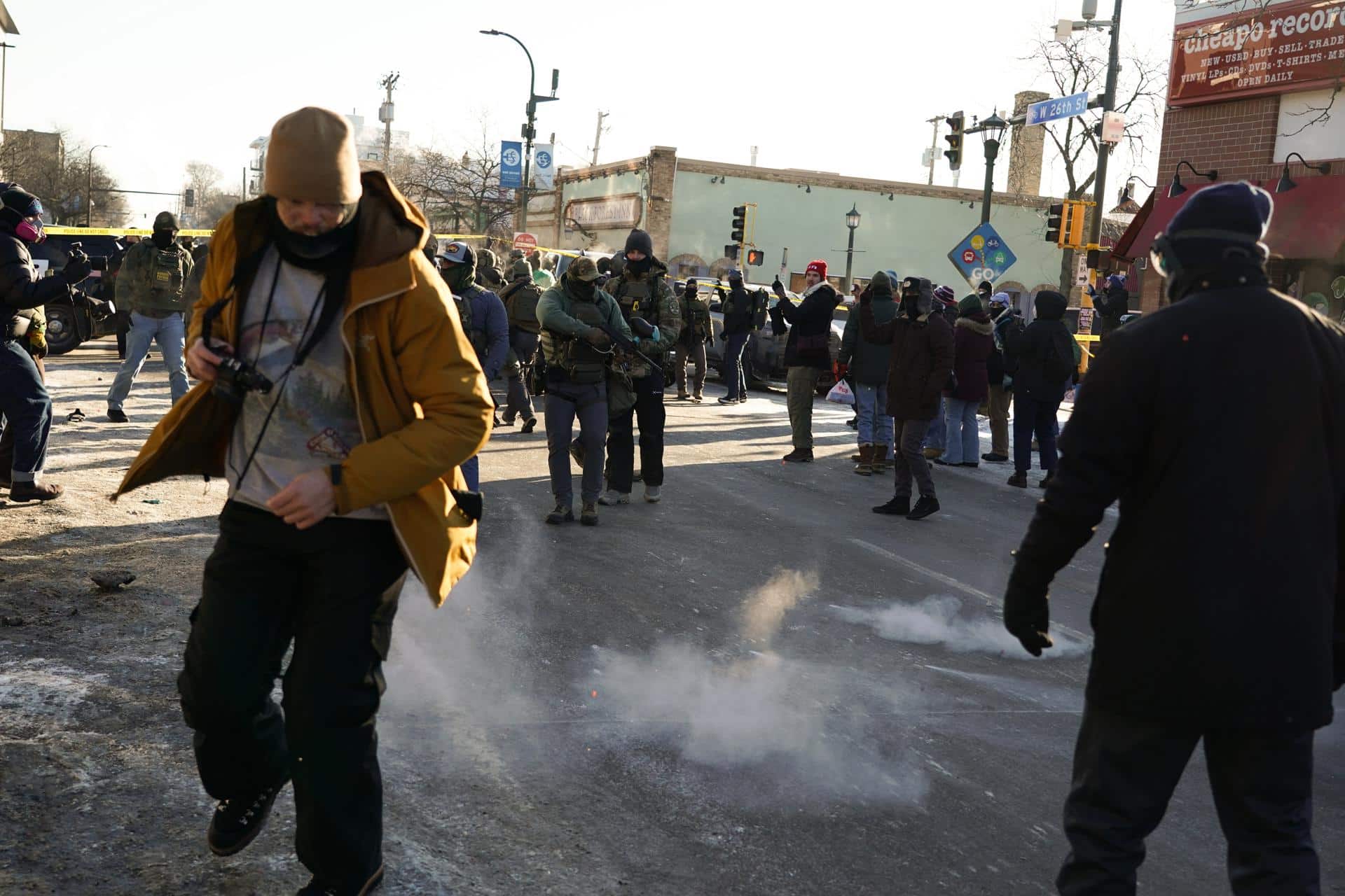 Manifestantes se enfrentan a oficiales federales después de que agentes de ICE dispararon a alguien varias veces mientras intentaban detenerlo en Minneapolis, Minnesota. EFE/EPA/CRAIG LASSIG