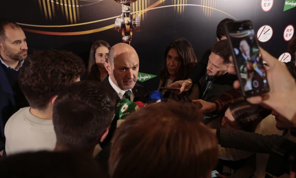 El presidente de la Federación Española de Fútbol, Rafael Louzan, atiende a los medios de comunicación a su llegada este lunes a la décima Gala Anual de la Asociación de la Prensa Deportiva de Madrid (APDM). EFE/Juanjo Martín