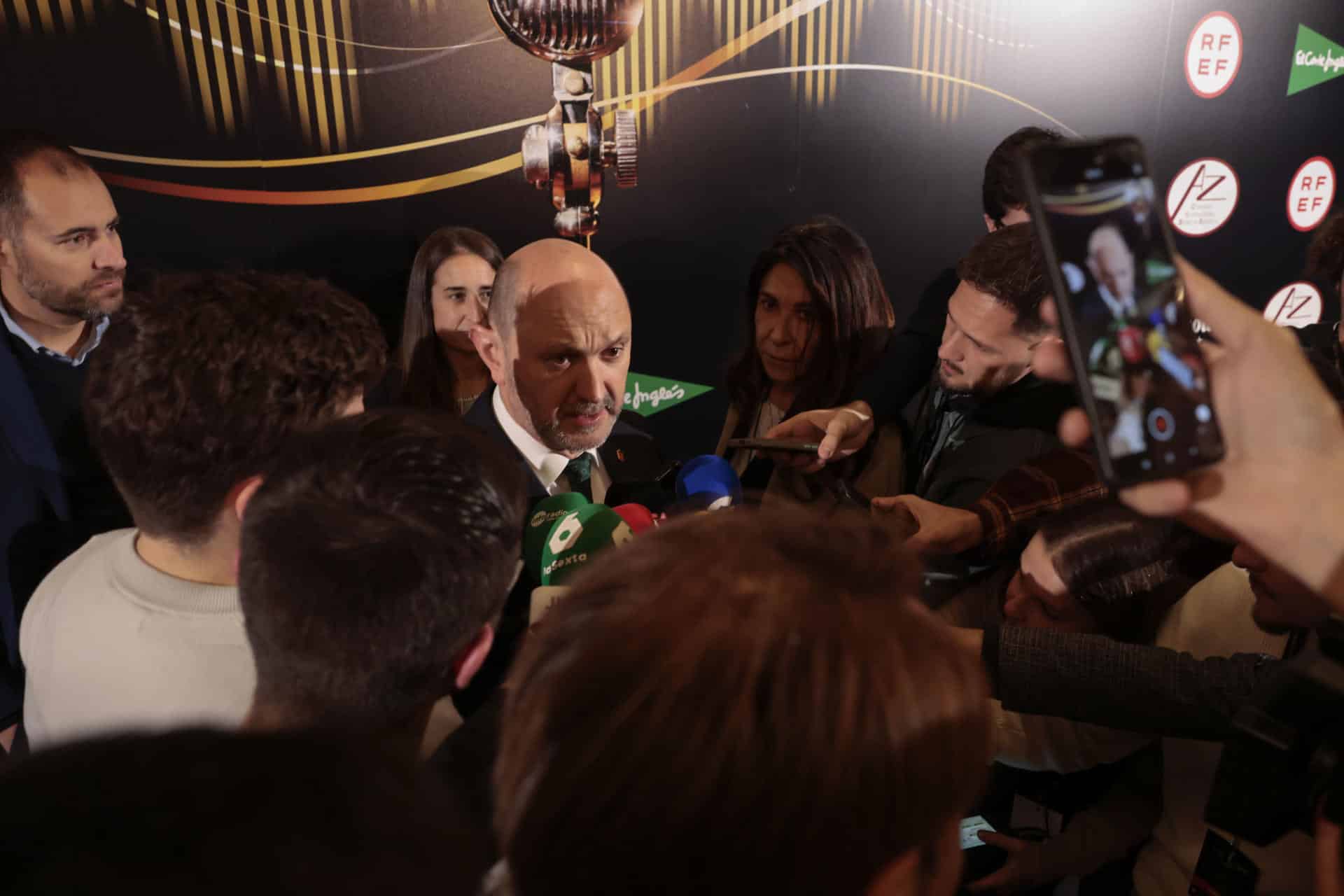 El presidente de la Federación Española de Fútbol, Rafael Louzan, atiende a los medios de comunicación a su llegada este lunes a la décima Gala Anual de la Asociación de la Prensa Deportiva de Madrid (APDM). EFE/Juanjo Martín