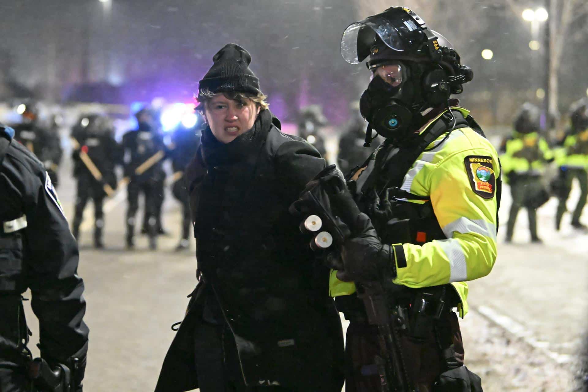 Un policía detiene a un manifestante afuera de un hotel donde se cree que se hospeda el comandante Gregory Bovino de la Patrulla Fronteriza en Maple Grove, a suburb of Minneapolis, Minnesota (EE.UU.). EFE/EPA/CRAIG LASSIG