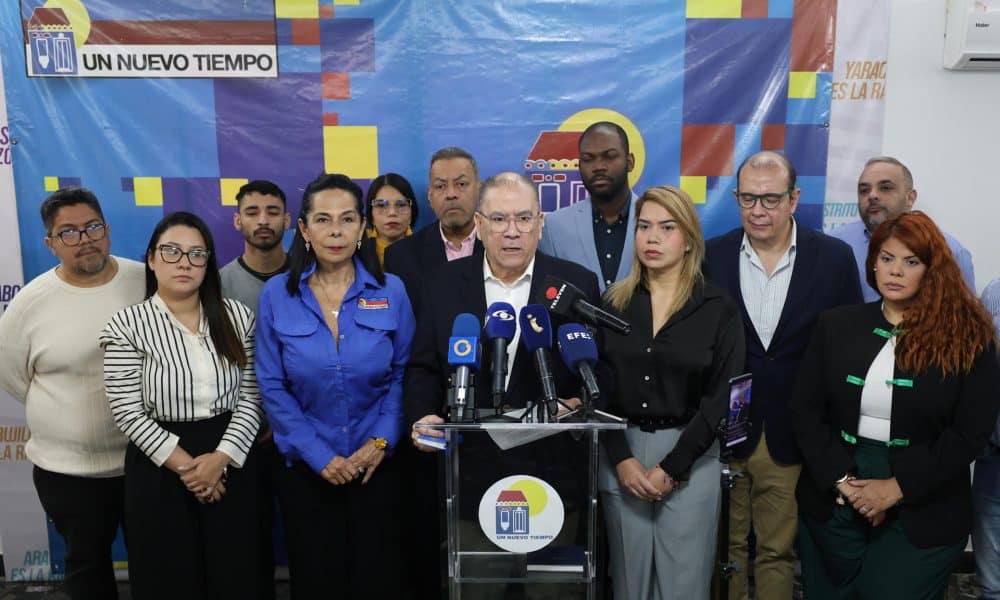 El vicepresidente del partido Un Nuevo Tiempo y diputado de la Asamblea Nacional de Venezuela, Luis Emilio Rondón (c), habla durante una rueda de prensa este 21 de enero de 2026, en Caracas (Venezuela). EFE/ Miguel Gutiérrez