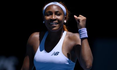 La tenista estadounidense Coco Gauff celebra este lunes su avance a la segunda ronda del Abierto de Australia tras derrotar en Melbourne a la uzbeka Kamilla Rakhimova. EFE/EPA/JOEL CARRETT AUSTRALIA AND NEW ZEALAND OUT
