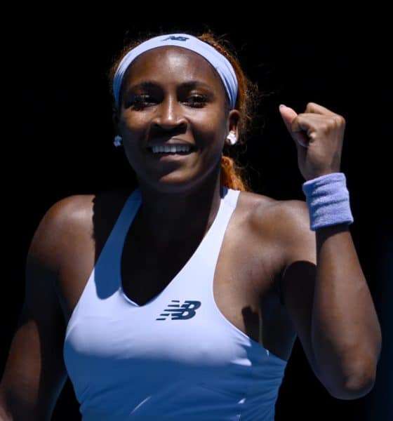 La tenista estadounidense Coco Gauff celebra este lunes su avance a la segunda ronda del Abierto de Australia tras derrotar en Melbourne a la uzbeka Kamilla Rakhimova. EFE/EPA/JOEL CARRETT AUSTRALIA AND NEW ZEALAND OUT