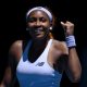 La tenista estadounidense Coco Gauff celebra este lunes su avance a la segunda ronda del Abierto de Australia tras derrotar en Melbourne a la uzbeka Kamilla Rakhimova. EFE/EPA/JOEL CARRETT AUSTRALIA AND NEW ZEALAND OUT