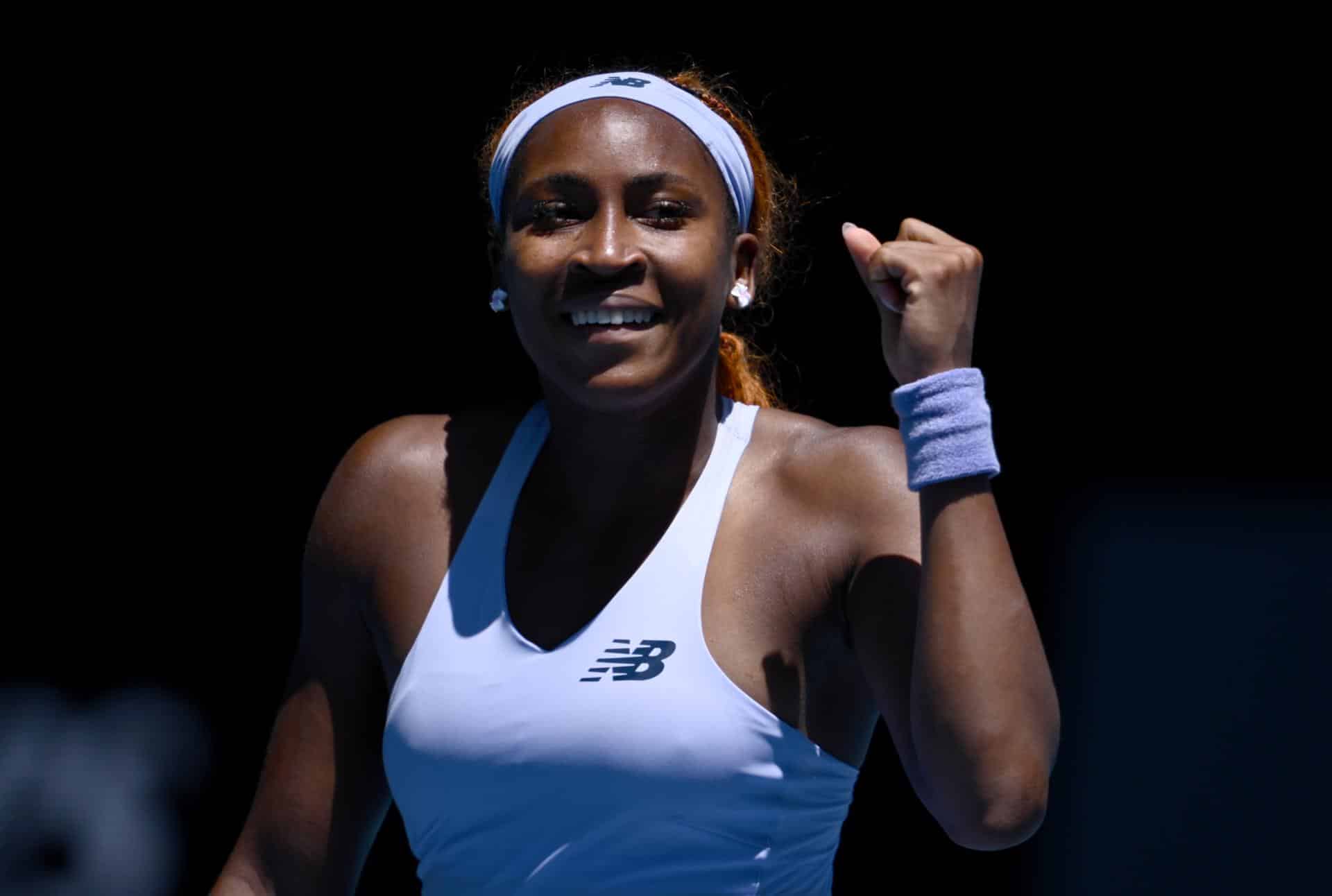 La tenista estadounidense Coco Gauff celebra este lunes su avance a la segunda ronda del Abierto de Australia tras derrotar en Melbourne a la uzbeka Kamilla Rakhimova. EFE/EPA/JOEL CARRETT AUSTRALIA AND NEW ZEALAND OUT