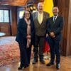 Fotografía tomada de la cuenta oficial de la red social X de la Embajada de Colombia en Estados Unidos @ColombiaEmbUSA del embajador, Daniel García-Peña (c), posando junto al ministro de Defensa, Pedro Sánchez (d) y la viceministra de Justicia, Marcela Tovar, este miércoles en Washington (EE.UU.). EFE/ @ColombiaEmbUSA /SOLO USO EDITORIAL/ NO VENTAS/ SOLO DISPONIBLE PARA ILUSTRAR LA NOTICIA QUE ACOMPAÑA (CRÉDITO OBLIGATORIO)
