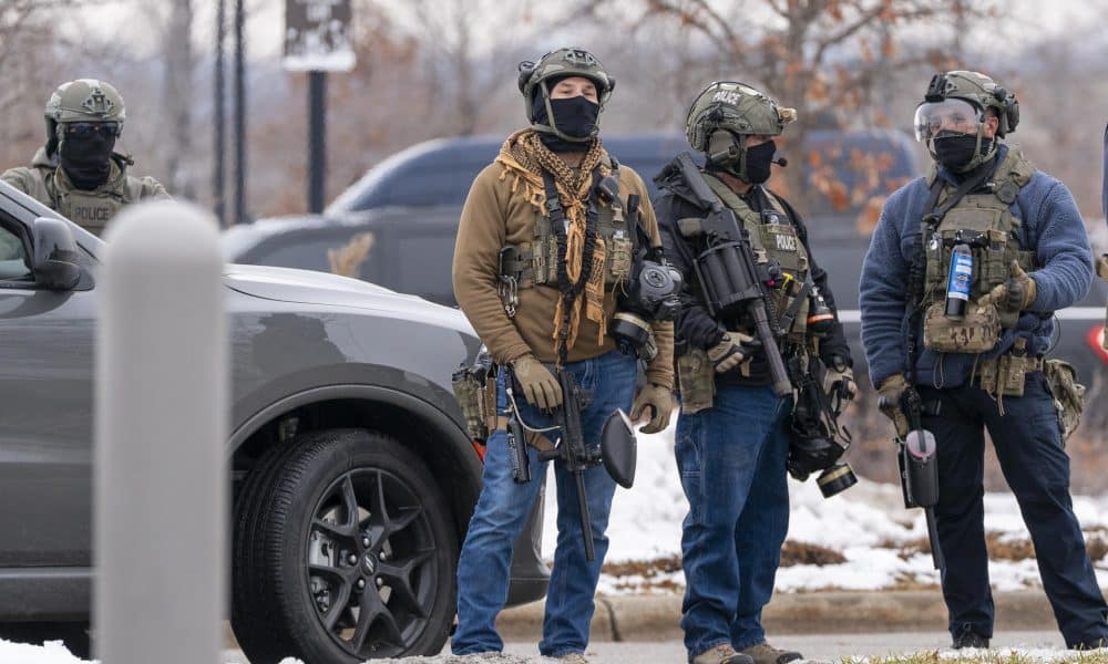 Integrantes de Policía custodian el edificio Federal Bishop Henry este jueves, en Mineápolis (EE.UU.). EFE/ Angel Colmenares