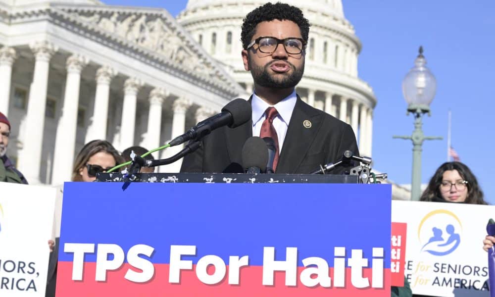 El congresista demócrata por Florida, Maxwell Frost, habla durante una rueda de prensa sobre el Estatus de Protección Temporal (TPS) para Haití el 22 de enero en frente del Capitolio en Washington. EFE/Lenin Nolly