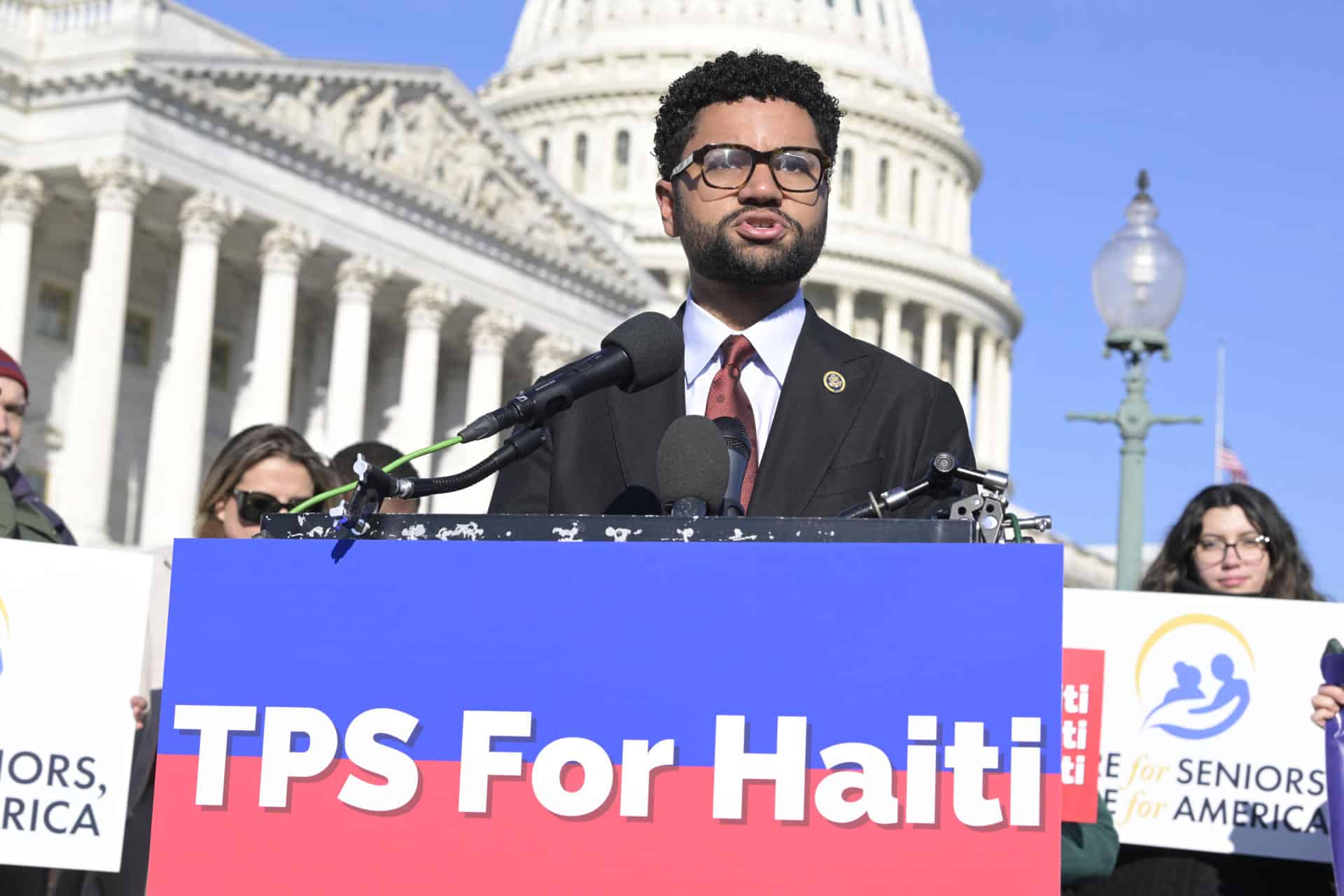 El congresista demócrata por Florida, Maxwell Frost, habla durante una rueda de prensa sobre el Estatus de Protección Temporal (TPS) para Haití el 22 de enero en frente del Capitolio en Washington. EFE/Lenin Nolly