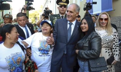 El presidente electo de Honduras, Nasry 'Tito' Asfura, saluda a simpatizantes este domingo, en Tegucigalpa (Honduras). EFE/ STR