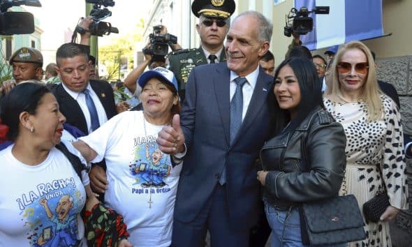 El presidente electo de Honduras, Nasry 'Tito' Asfura, saluda a simpatizantes este domingo, en Tegucigalpa (Honduras). EFE/ STR