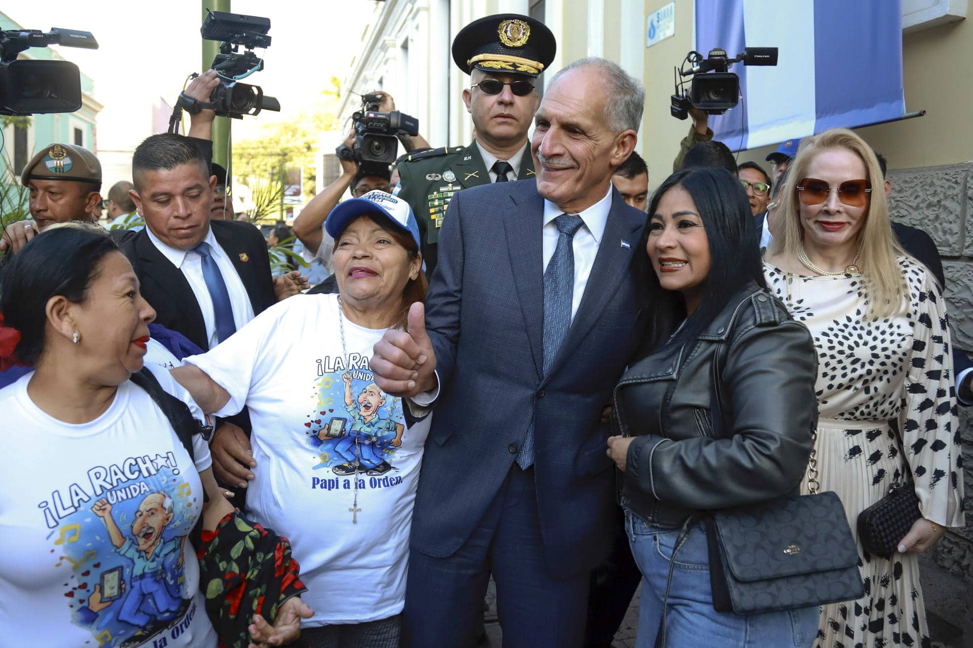 El presidente electo de Honduras, Nasry 'Tito' Asfura, saluda a simpatizantes este domingo, en Tegucigalpa (Honduras). EFE/ STR
