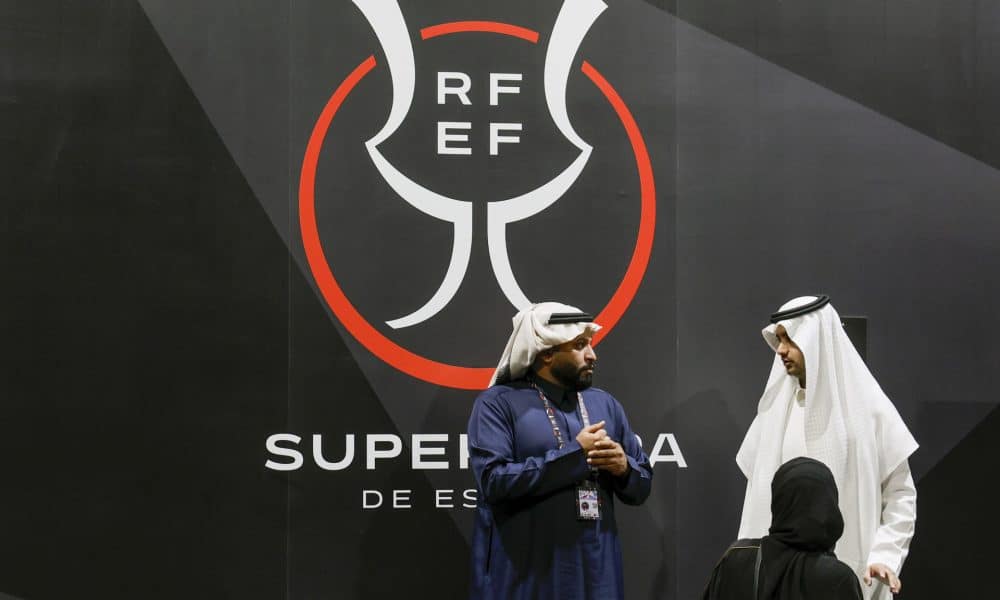 Dos asistentes conversan antes del inicio de la rueda de prensa del Atlético de Madrid y Real Madrid de cara a su enfrentamiento de la Supercopa de España, este miércoles, en la ciudad deportiva King Abdullah en Yeda (Arabia Saudí). EFE/ Kai Forsterling
