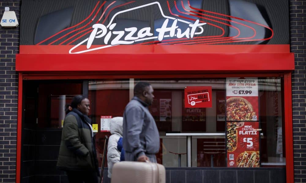 Archivo - LONDRES (Reino Unido), 21/10/2025.- Personas pasan frente a un restaurante Pizza Hut en el mercado de Walthamstow, al este de Londres. EFE/EPA/TOLGA AKMEN