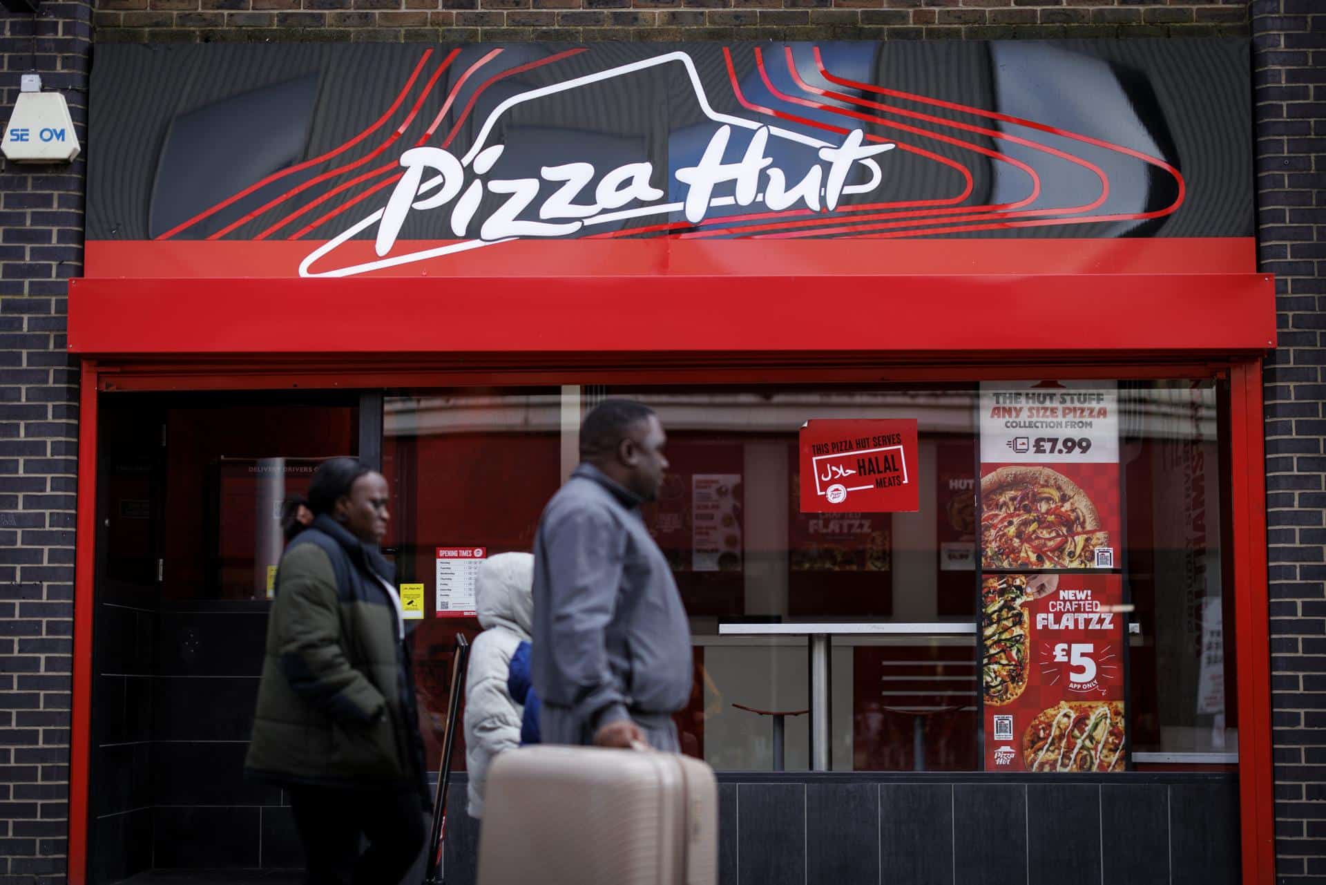 Archivo - LONDRES (Reino Unido), 21/10/2025.- Personas pasan frente a un restaurante Pizza Hut en el mercado de Walthamstow, al este de Londres. EFE/EPA/TOLGA AKMEN
