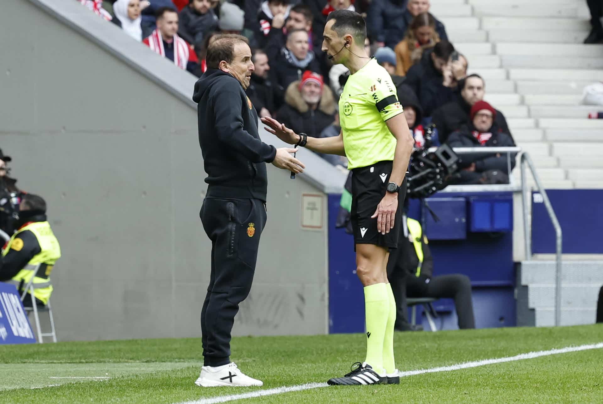 El entrenador del Mallorca, Iagoba Arrasate, protesta ante el árbitro José María Sánchez Martínez durante el partido de Liga que disputaron el Atlético de Madrid y el Real Mallorca en el estadio Riyahd Metropolitano. EFE/Chema Moya