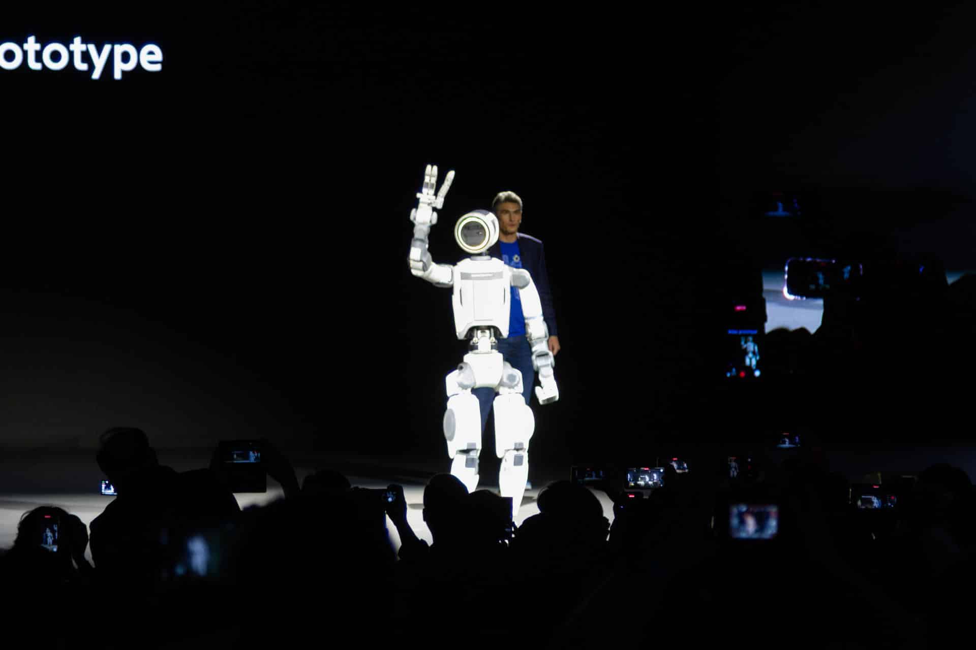 El jefe de Ingeniería de Spot Boston Dynamics, Zachary Jackowski, presenta un robot de linea Atlas en la antesala de la Feria de Electrónica de Consumidores 2026 (CES, en inglés) este lunes, en Las Vegas, Nevada (Estados Unidos). EFE/ Luis Chacon