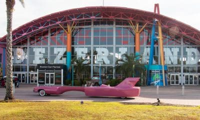 Fotografía cedida por Dezerland Park que muestra un vehículo Cadillac de color rosado en forma de guitarra, del cantante de rock Elvis Presley, exhibido este jueves en el Dezerland Park, el Museo del Auto de Orlando, en Florida (EE.UU.). EFE/ Dezerland Park /SOLO USO EDITORIAL/NO VENTAS/SOLO DISPONIBLE PARA ILUSTRAR LA NOTICIA QUE ACOMPAÑA (CRÉDITO OBLIGATORIO)