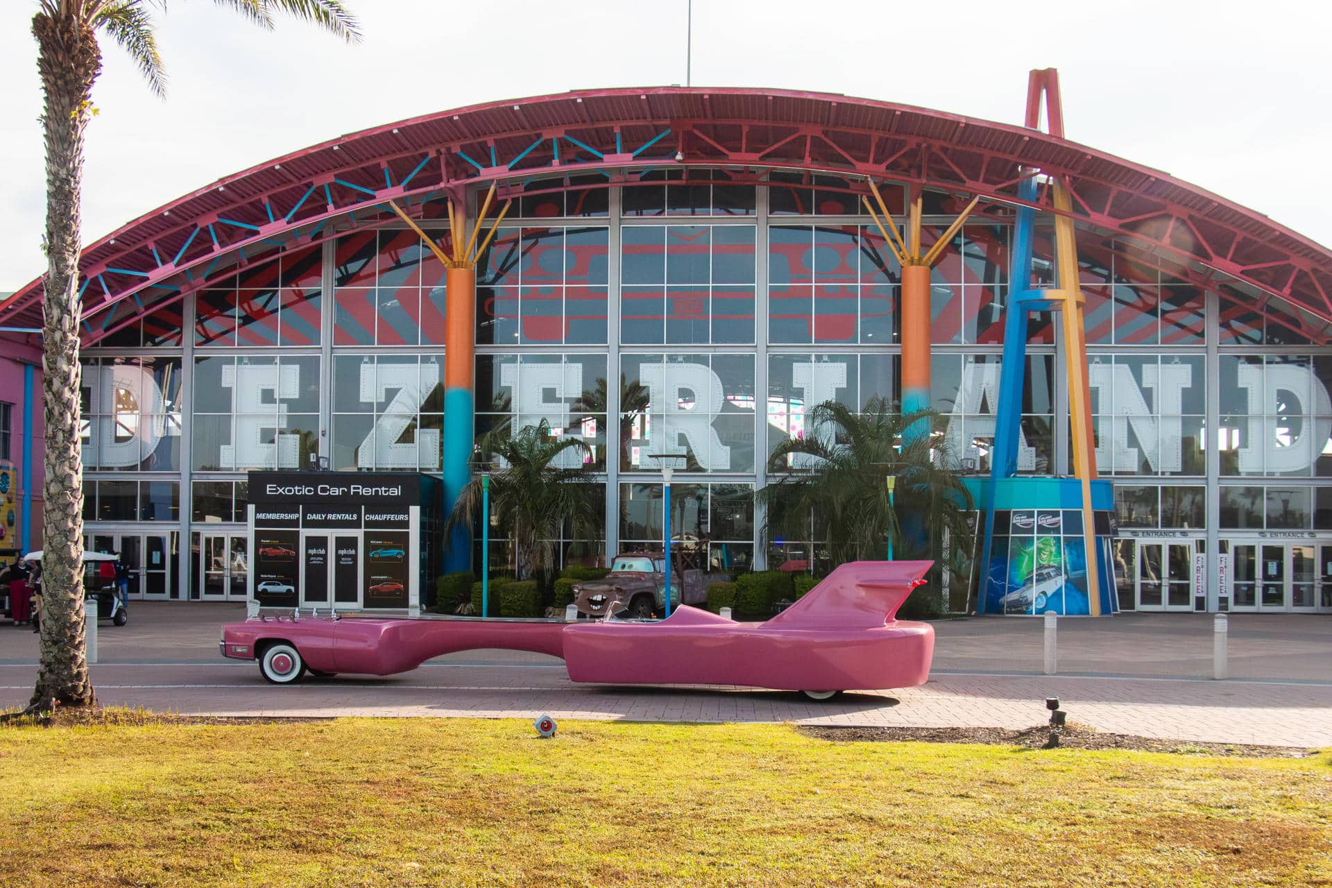 Fotografía cedida por Dezerland Park que muestra un vehículo Cadillac de color rosado en forma de guitarra, del cantante de rock Elvis Presley, exhibido este jueves en el Dezerland Park, el Museo del Auto de Orlando, en Florida (EE.UU.). EFE/ Dezerland Park /SOLO USO EDITORIAL/NO VENTAS/SOLO DISPONIBLE PARA ILUSTRAR LA NOTICIA QUE ACOMPAÑA (CRÉDITO OBLIGATORIO)