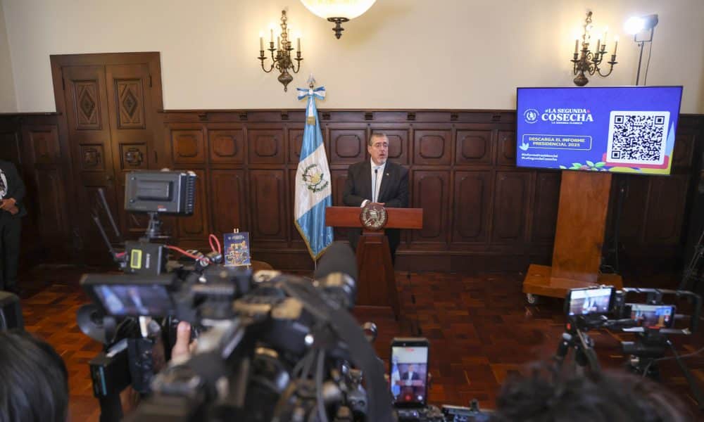 El presidente de Guatemala, Bernardo Arévalo de León, habla en rueda de prensa este miércoles, en el Palacio Nacional de la Cultura en Ciudad de Guatemala (Guatemala). EFE/ Mariano Macz