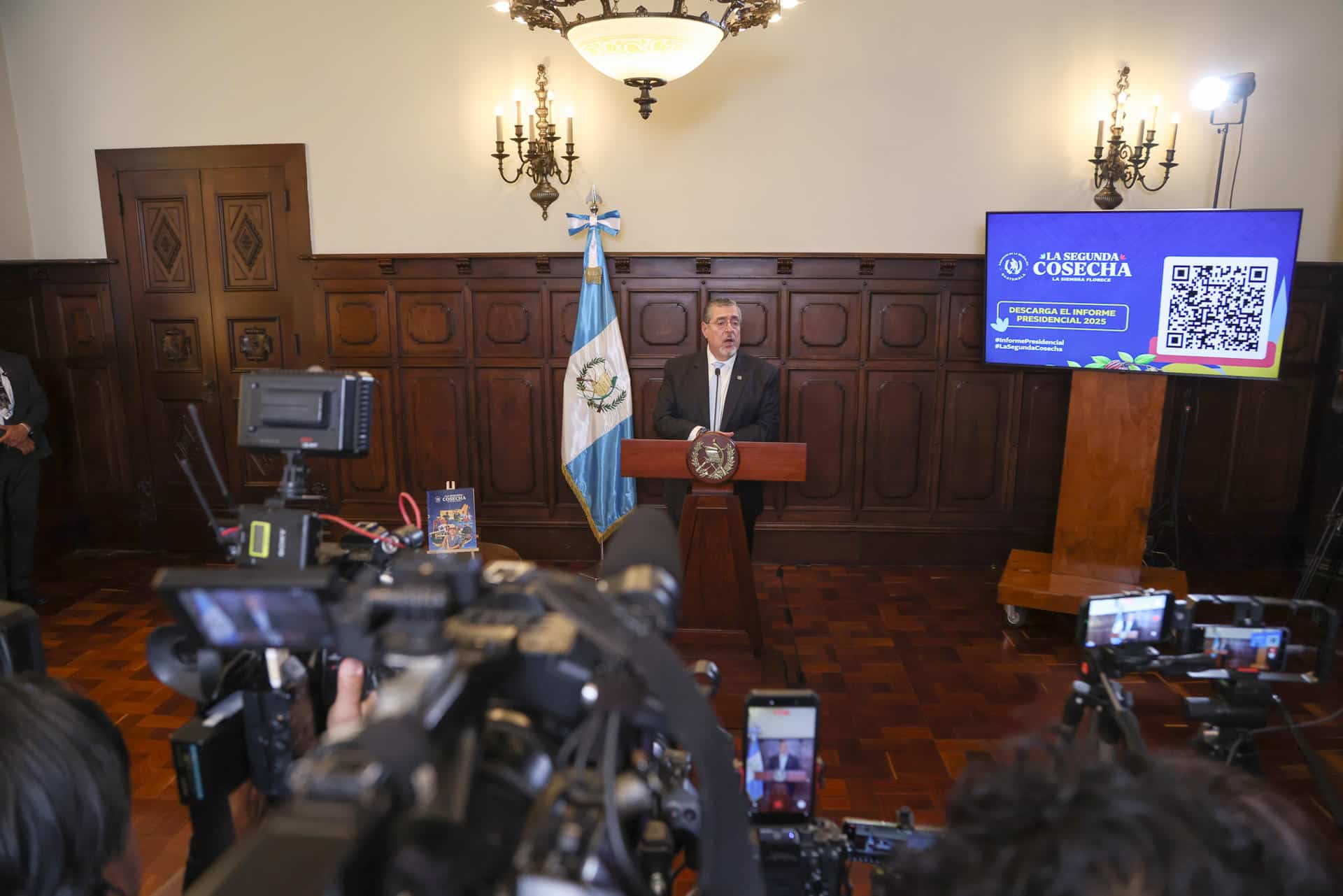 El presidente de Guatemala, Bernardo Arévalo de León, habla en rueda de prensa este miércoles, en el Palacio Nacional de la Cultura en Ciudad de Guatemala (Guatemala). EFE/ Mariano Macz