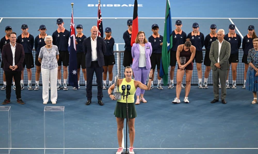 La tenista biolorrusa Aryna Sabalenka de Bielorrusia celebra la victoria en la final de individuales femeninos contra la ucraniana Marta Kostyuk en el torneo de tenis Brisbane International en la Pat Rafter Arena en Brisbane, Australia. EFE/EPA/DAVE HUNT