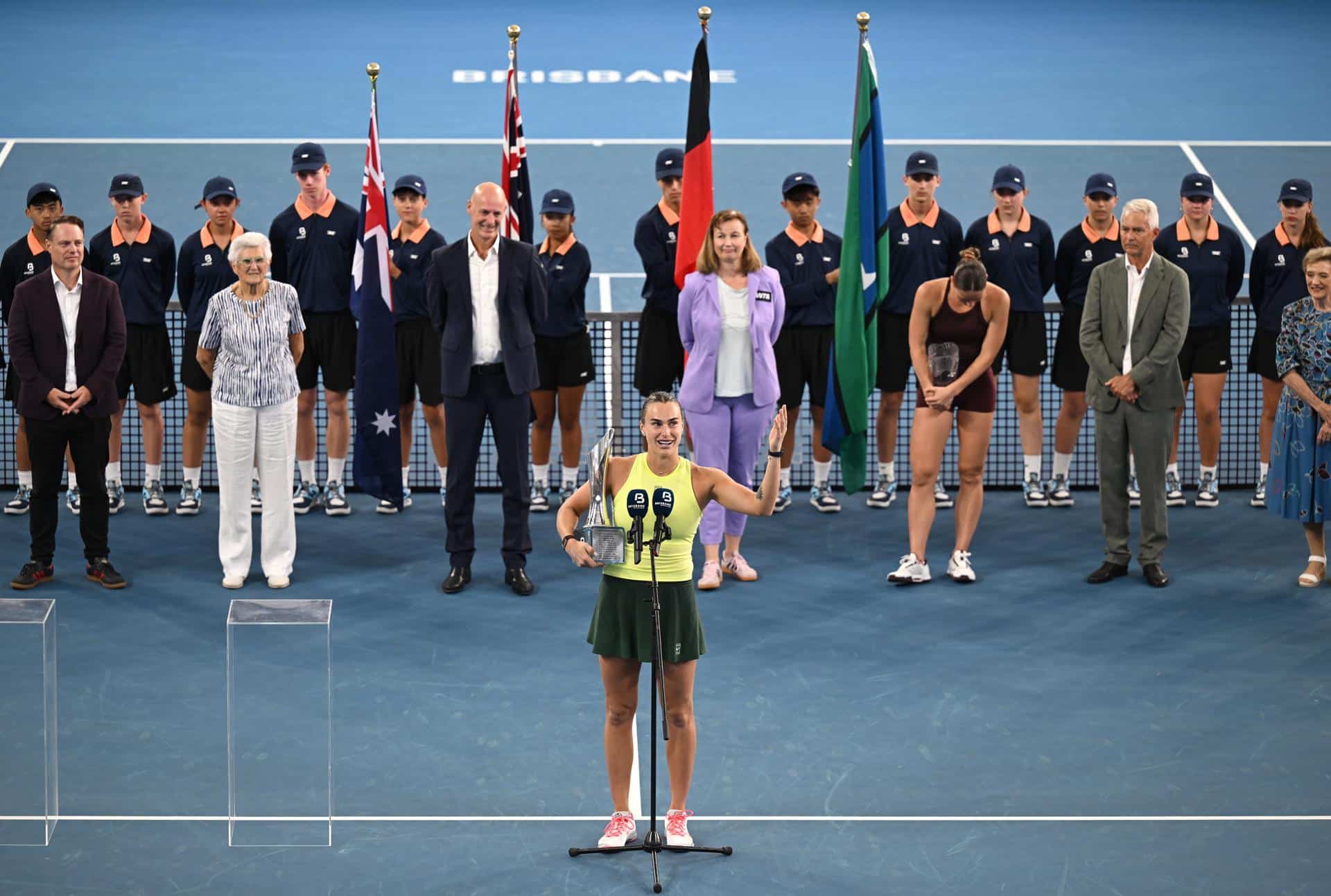 La tenista biolorrusa Aryna Sabalenka de Bielorrusia celebra la victoria en la final de individuales femeninos contra la ucraniana Marta Kostyuk en el torneo de tenis Brisbane International en la Pat Rafter Arena en Brisbane, Australia. EFE/EPA/DAVE HUNT