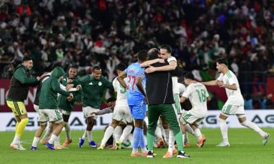 Los jugadores de Algeria celebran la victoria ante la República Democrática del Congo en los octavos de final de la Copa de África. EFE/EPA/JALAL MORCHIDI