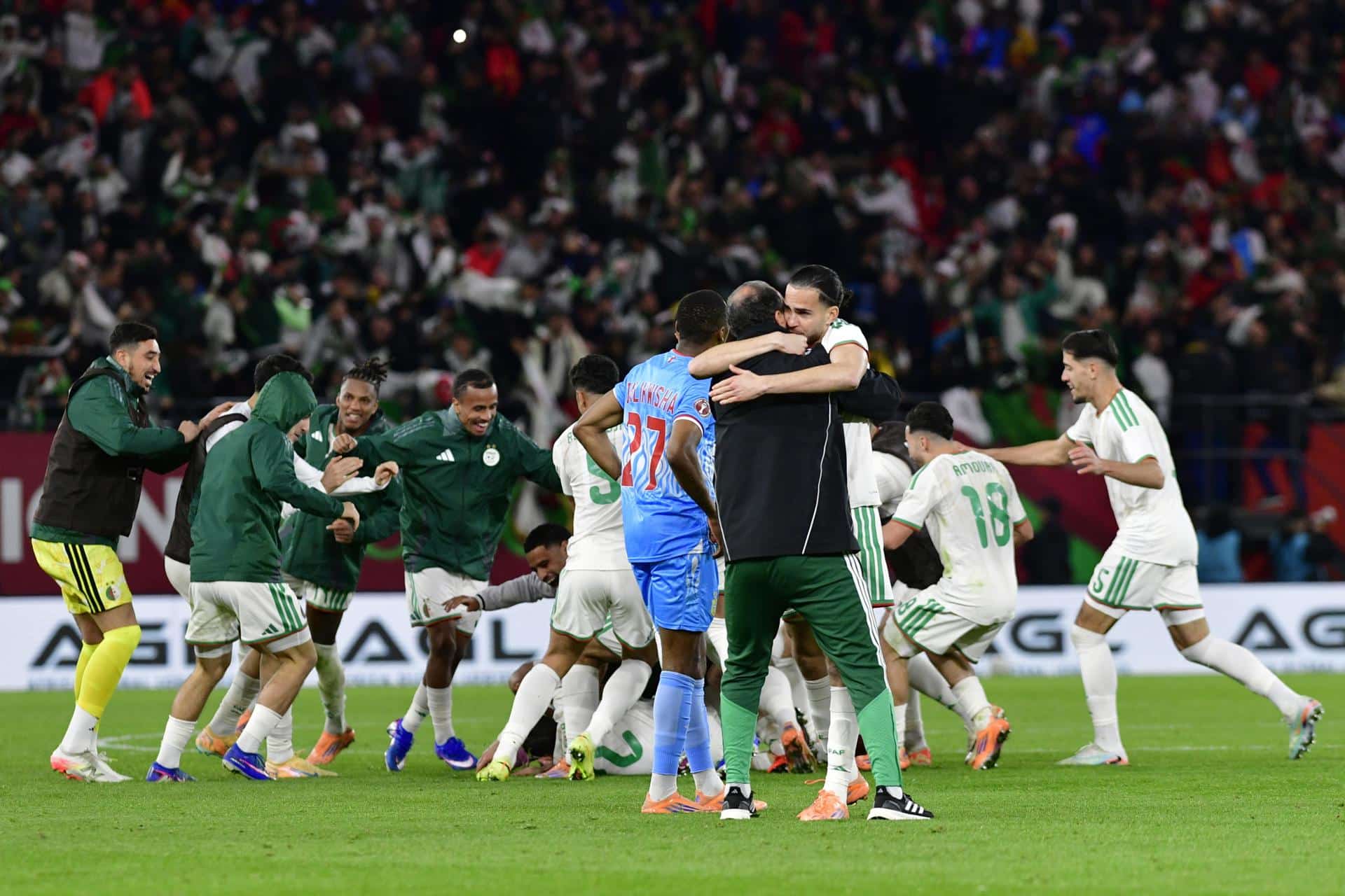 Los jugadores de Algeria celebran la victoria ante la República Democrática del Congo en los octavos de final de la Copa de África. EFE/EPA/JALAL MORCHIDI