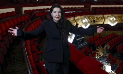 La artista serbia Marina Abramović, figura clave del arte de la performance internacional, durante la presentación este miércoles de su nuevo espectáculo 'Balkan Erotic Epic', en la que fusiona mitos ancestrales de los Balcanes, tradiciones folclóricas y erotismo para crear una obra inmersiva de gran intensidad visual y simbólica que se podrá ver en el Gran Teatre del Liceu desde el próximo sábado. EFE/Toni Albir