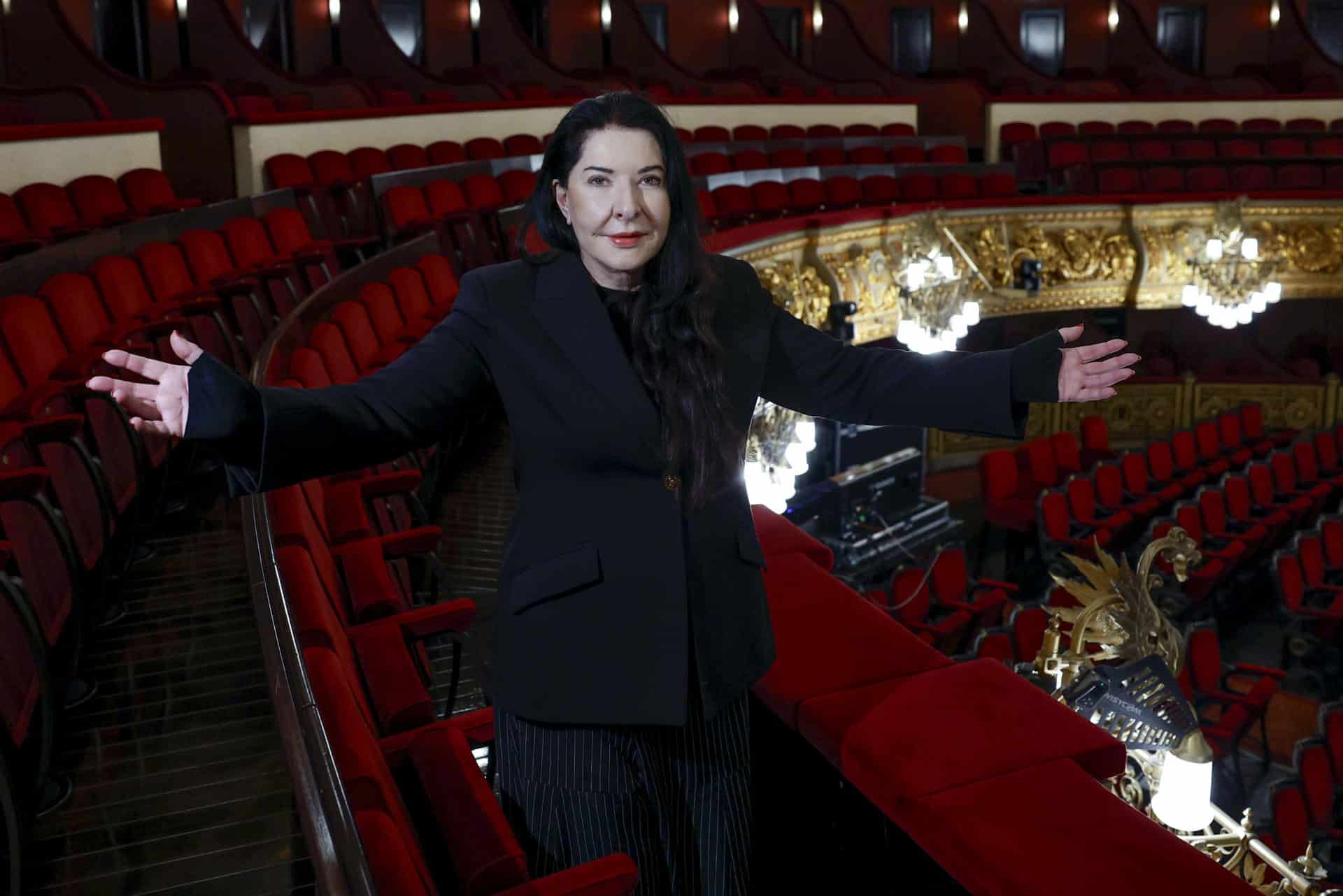 La artista serbia Marina Abramović, figura clave del arte de la performance internacional, durante la presentación este miércoles de su nuevo espectáculo 'Balkan Erotic Epic', en la que fusiona mitos ancestrales de los Balcanes, tradiciones folclóricas y erotismo para crear una obra inmersiva de gran intensidad visual y simbólica que se podrá ver en el Gran Teatre del Liceu desde el próximo sábado. EFE/Toni Albir