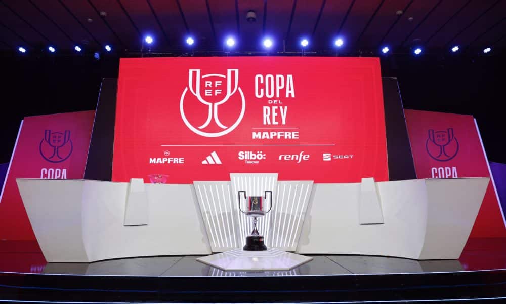 Fotografía de Rodrigo Jiménez, en la que puede verse en una imagen de archivo del 12 de febrero de 2025 el trofeo de la Copa del Rey, en el escenario del sorteo organizado por la Real Federación Española de Fútbol (RFEF) en la Ciudad del Fútbol de Las Rozas (Madrid). EFE