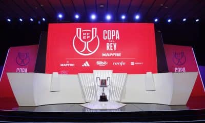 Fotografía de Rodrigo Jiménez, en la que puede verse en una imagen de archivo del 12 de febrero de 2025 el trofeo de la Copa del Rey, en el escenario del sorteo organizado por la Real Federación Española de Fútbol (RFEF) en la Ciudad del Fútbol de Las Rozas (Madrid). EFE