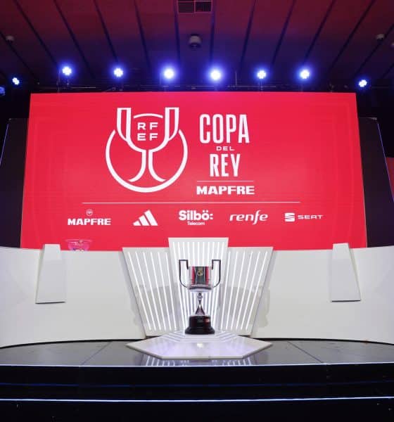 Fotografía de Rodrigo Jiménez, en la que puede verse en una imagen de archivo del 12 de febrero de 2025 el trofeo de la Copa del Rey, en el escenario del sorteo organizado por la Real Federación Española de Fútbol (RFEF) en la Ciudad del Fútbol de Las Rozas (Madrid). EFE
