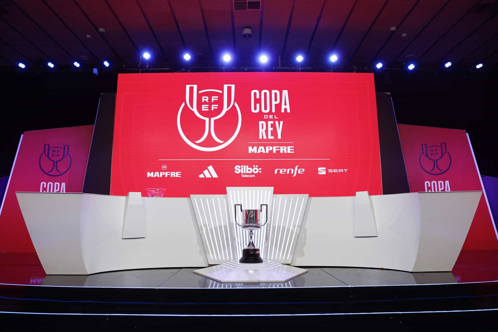 Fotografía de Rodrigo Jiménez, en la que puede verse en una imagen de archivo del 12 de febrero de 2025 el trofeo de la Copa del Rey, en el escenario del sorteo organizado por la Real Federación Española de Fútbol (RFEF) en la Ciudad del Fútbol de Las Rozas (Madrid). EFE