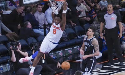 OG Anunoby (i), de los Knicks, encesta un balón en un partido de la NBA entre los New York Knicks y los Brooklyn Nets en el Madison Square Garden en Nueva York (Estados Unidos). EFE/Ángel Colmenares