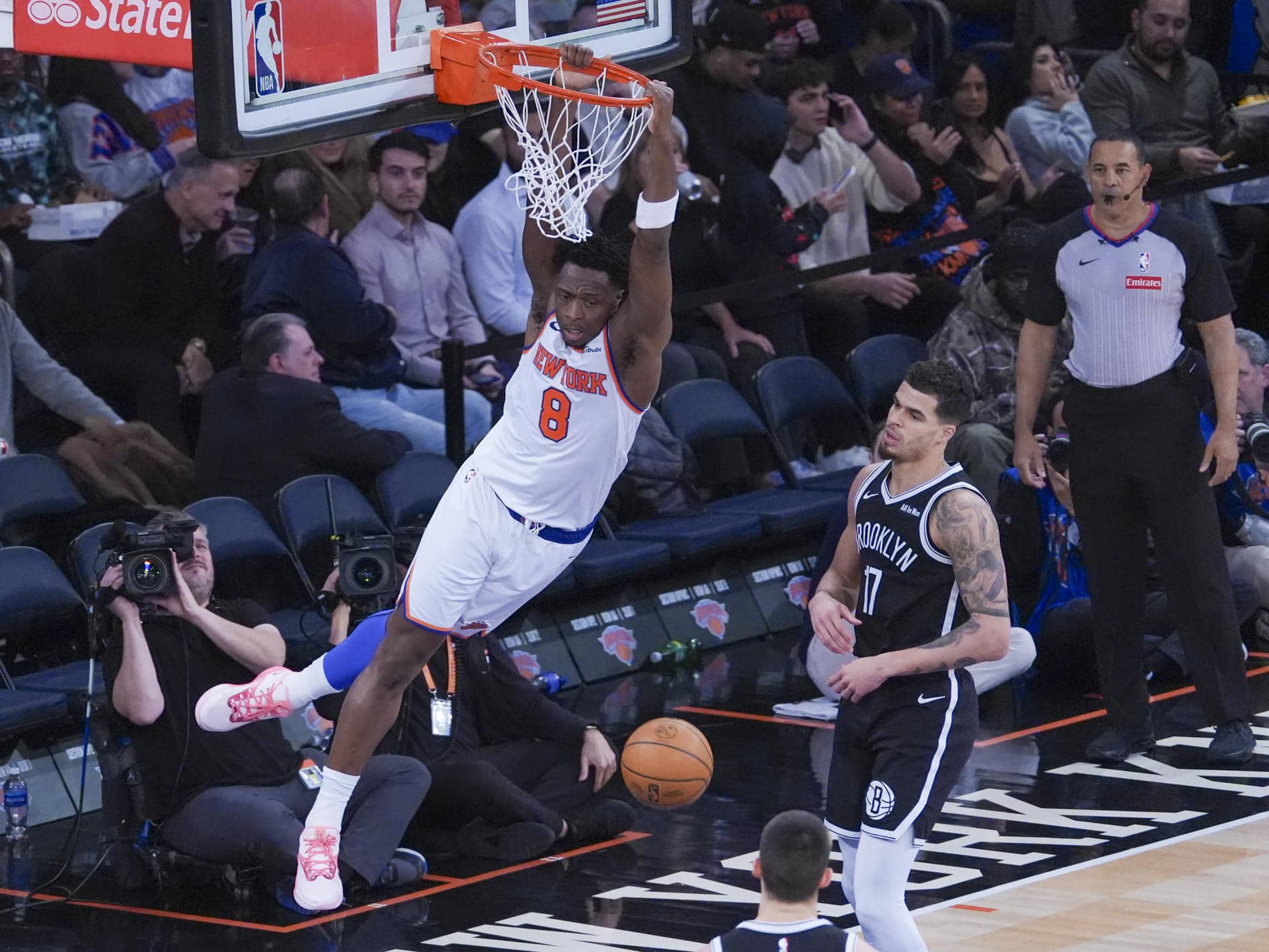OG Anunoby (i), de los Knicks, encesta un balón en un partido de la NBA entre los New York Knicks y los Brooklyn Nets en el Madison Square Garden en Nueva York (Estados Unidos). EFE/Ángel Colmenares
