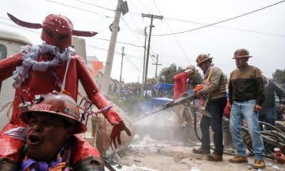 Personas participan en el 'Carnaval Minero' este sábado, en Potosí (Bolivia). Miles de mineros bolivianos desarrollaron el tradicional descenso, desde el histórico Cerro Rico de Potosí, del Cristo crucificado o Tata Q'ajcha, una tradición declarada Patrimonio de Bolivia y que busca que sea reconocida por la Unesco. EFE/STR