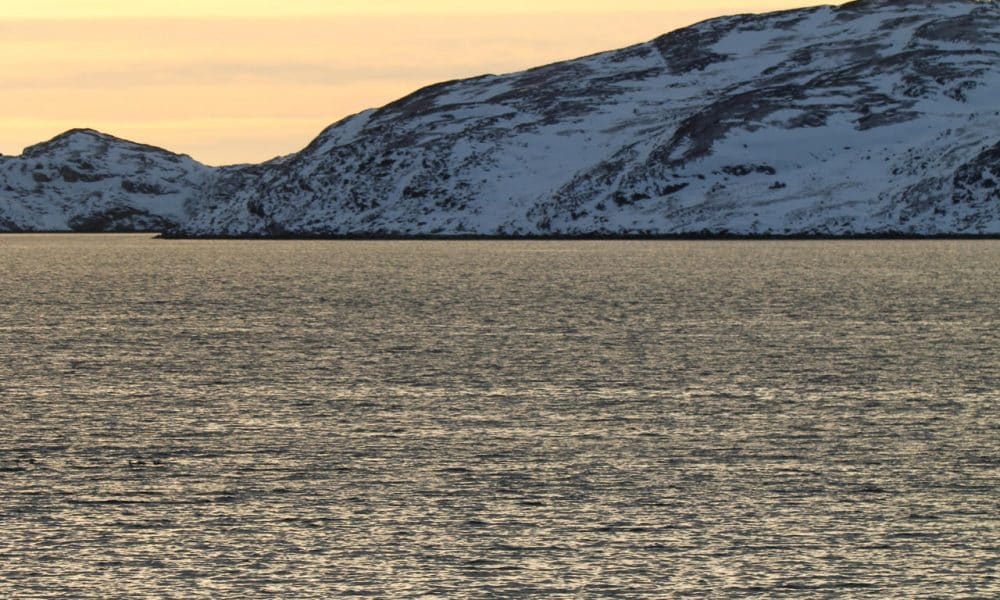 Una persona observa el mar este miércoles, en Nuuk (Groenlandia). Donald Trump ha convertido a Groenlandia en el primer eslabón del conflicto a tres bandas que EE.UU., Rusia y China están disputando para controlar el Ártico, lo que puede colocar a la región en una crisis de consecuencias imprevisibles. EFE/ Julio César Rivas