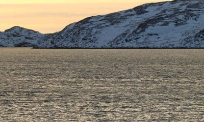Una persona observa el mar este miércoles, en Nuuk (Groenlandia). Donald Trump ha convertido a Groenlandia en el primer eslabón del conflicto a tres bandas que EE.UU., Rusia y China están disputando para controlar el Ártico, lo que puede colocar a la región en una crisis de consecuencias imprevisibles. EFE/ Julio César Rivas