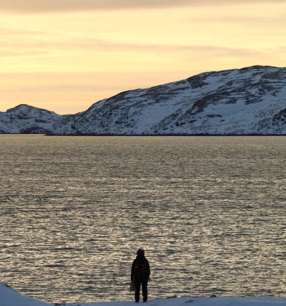 Una persona observa el mar este miércoles, en Nuuk (Groenlandia). Donald Trump ha convertido a Groenlandia en el primer eslabón del conflicto a tres bandas que EE.UU., Rusia y China están disputando para controlar el Ártico, lo que puede colocar a la región en una crisis de consecuencias imprevisibles. EFE/ Julio César Rivas