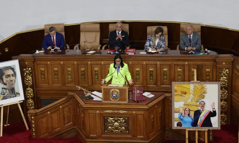 Foto de archivo de la presidenta encargada de Venezuela, Delcy Rodríguez (abajo), habla junto al fiscal general de Venezuela, Tarek William Saab (i-arriba), el presidente de la Asamblea Nacional, Jorge Rodríguez (2-i), la presidenta del Tribunal Supremo de Justicia, Caryslia Beatriz Rodríguez Rodríguez (2-d) y el presidente del consejo nacional electoral, Elvis Amoroso en Caracas (Venezuela). EFE/ Ronald Peña R.