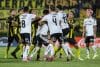 Jugadores de Peñarol y Colo Colo se enfrentan en un partido de la Serie Río de La Plata entre Peñarol y Colo-Colo en el Estadio Centenario en Montevideo (Uruguay). EFE/Gastón Britos