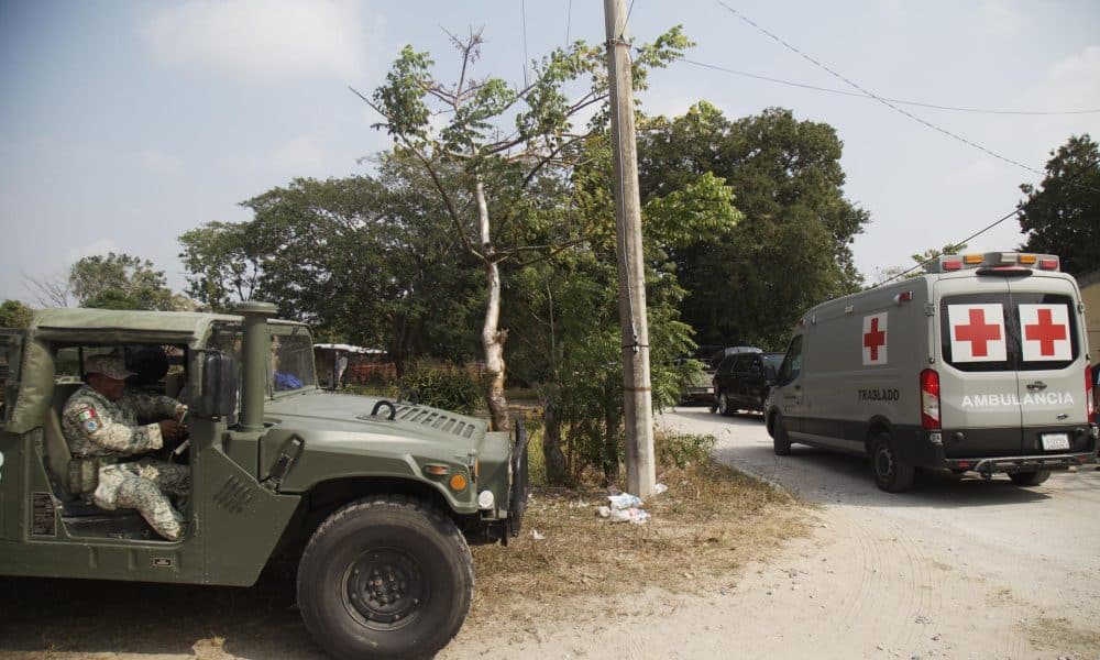 Integrantes de equipos de rescate resguardan la zona donde se presentó el descarrilamiento del tren Transístmico, en el municipio de Chivela, en Oaxaca (México). Imagen de archivo. EFE/Luis Villalobos
