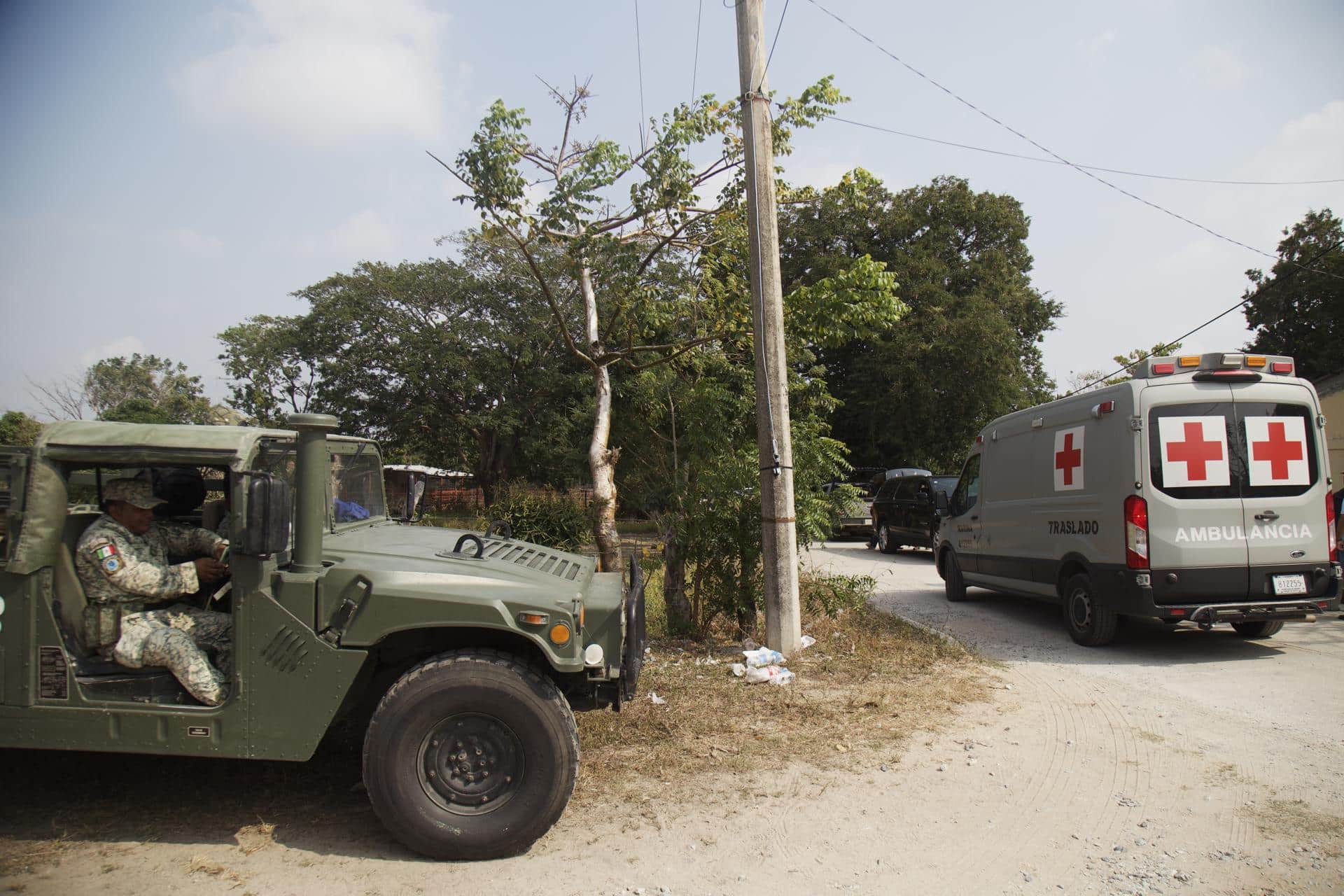 Integrantes de equipos de rescate resguardan la zona donde se presentó el descarrilamiento del tren Transístmico, en el municipio de Chivela, en Oaxaca (México). Imagen de archivo. EFE/Luis Villalobos
