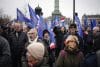 Miembros de la policía francesa gritan consignas y ondean banderas durante una manifestación nacional en París, Francia, el 31 de enero de 2026, exigiendo mejores salarios y condiciones laborales. (Protestas, Francia) EFE/EPA/YOAN VALAT
